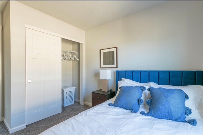 Building Photo - 7743 SE Kinnaman St