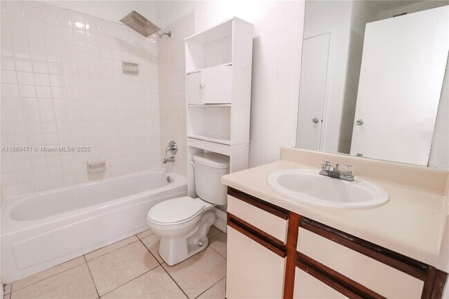 Building Photo - 833 Riverside Dr
