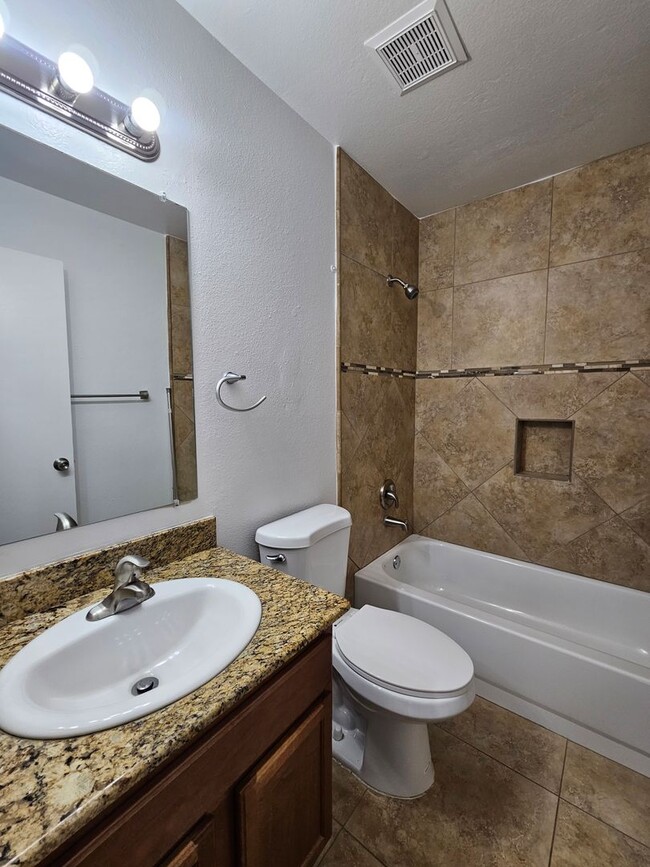 Building Photo - 3 bedroom 2 bath - North Phx home - single...