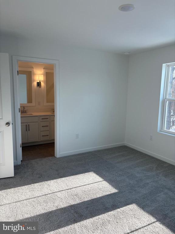 Building Photo - 55 Basswood St