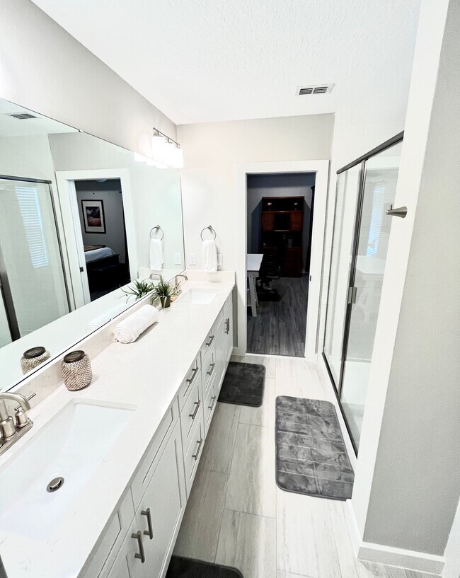 Building Photo - 6307 S Roberts Ave