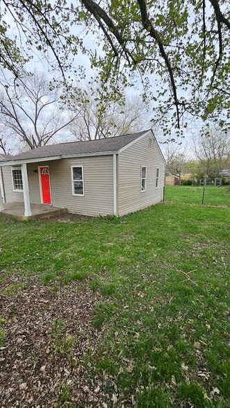 Side showing fence line - 5474 Terrace Ave
