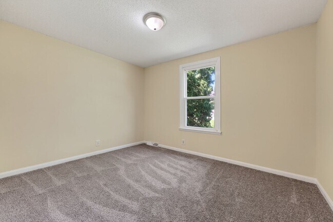 Building Photo - 573 Waldorf Dr