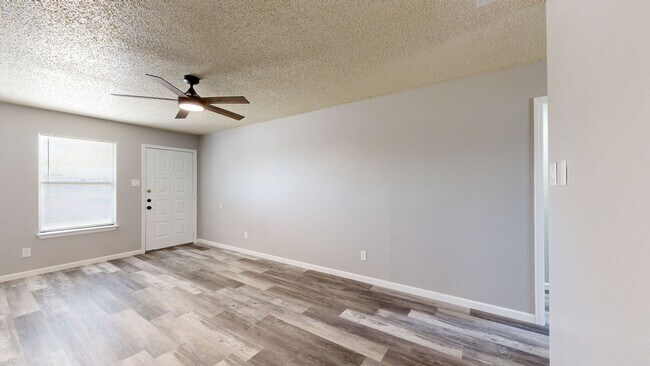 Building Photo - 2 WEEKS FREE RENT!!! REMODELED DUPLEX IN H...