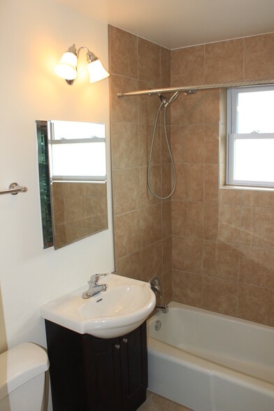 Building Photo - 14437 S Ravinia Ave