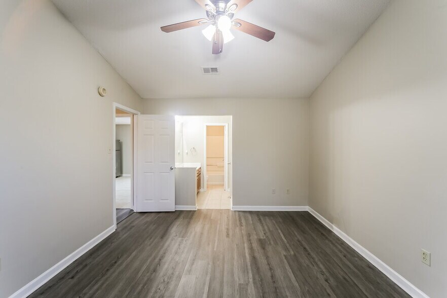 Building Photo - 6845 Dunbarton Dr