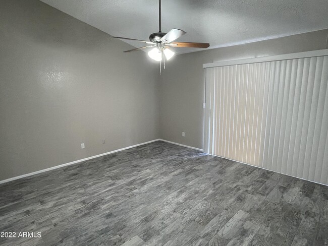 Building Photo - 710 W Cheyenne Dr