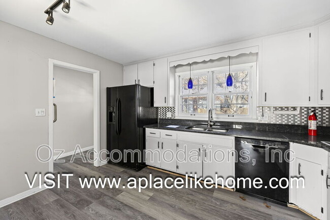 Building Photo - 515 E Sheridan St