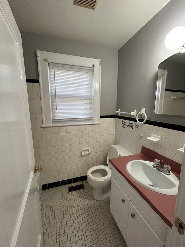 Building Photo - 209 Long Cir