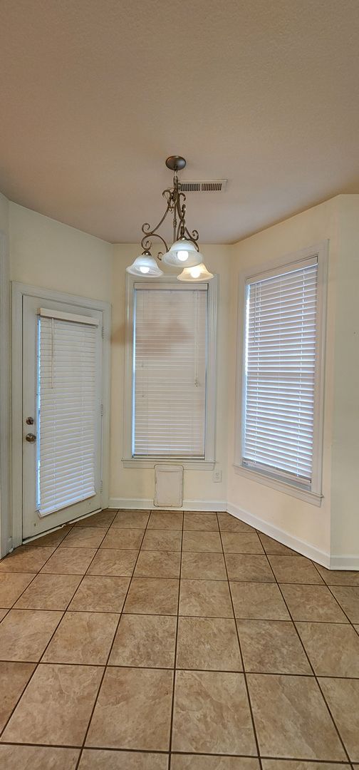 Building Photo - 302 Savannah Dr