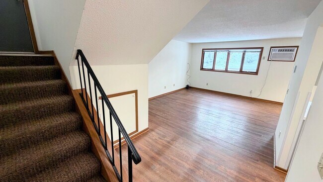 Building Photo - Spacious 3-Bedroom Apartment in Como!