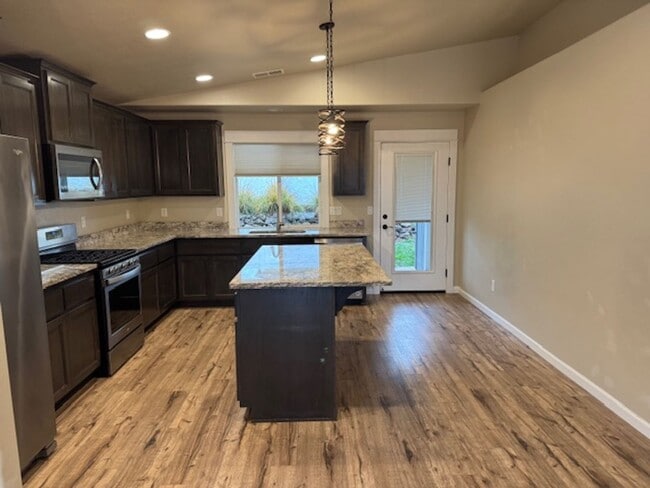 Building Photo - 3 BEDROOM/ 2 BATH HOME WITH OPEN LAYOUT AND SCENIC SETTING