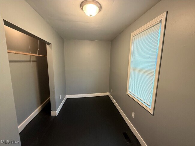 Building Photo - 3152 W 46th St