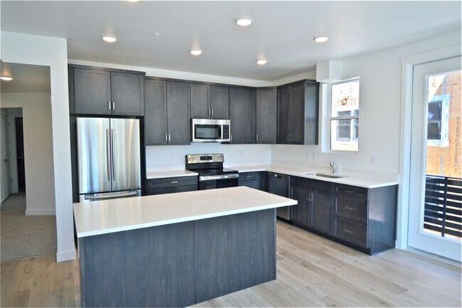 Building Photo - 8373 Iris Lumi Ln