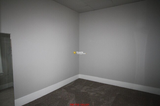 Building Photo - Large 3 - Bedroom Duplex in Oshkosh