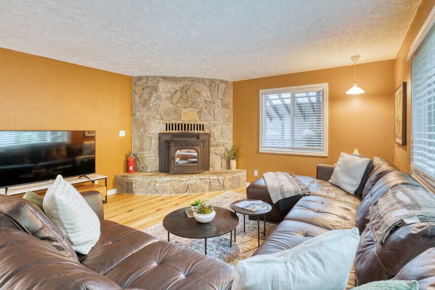 Building Photo - 69437 E Vine Maple Dr