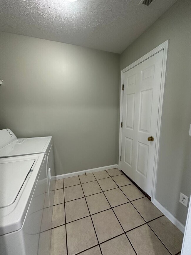 Building Photo - 3 Bedroom House in West Lafayette