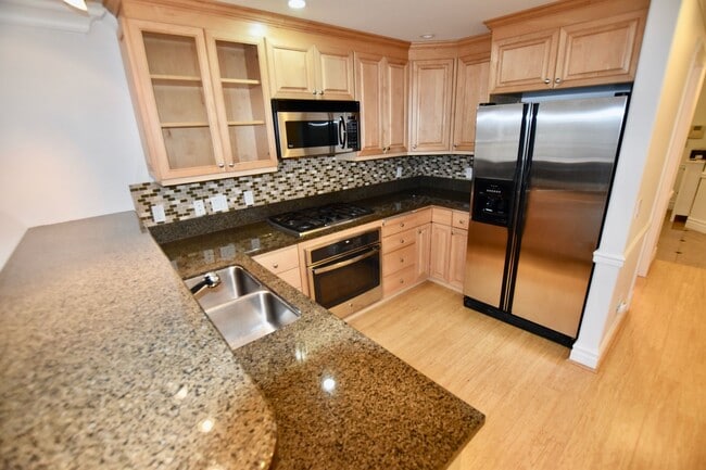 Building Photo - Capitol Hill 2 Bedroom w/ Incredible Views! Available Now!