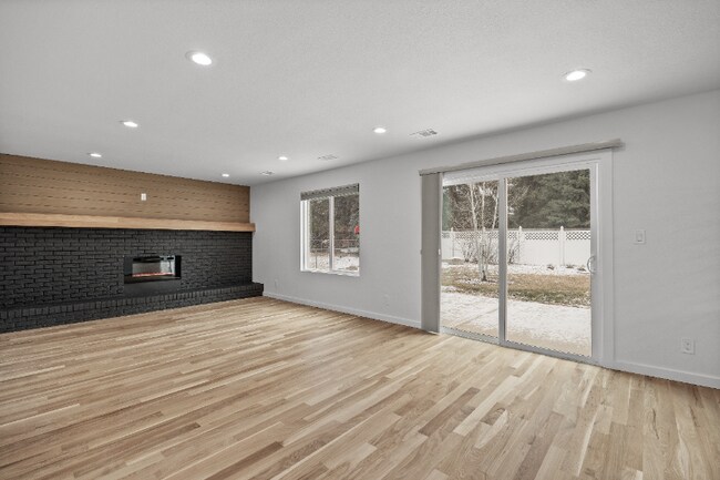 Building Photo - 2967 Lakeshore Dr