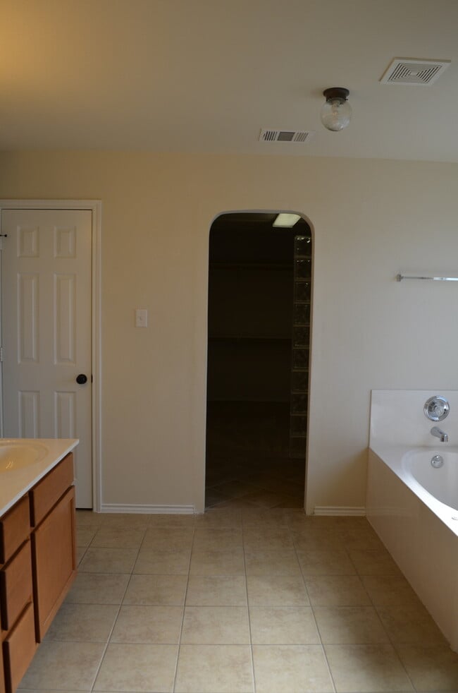 Building Photo - HUGE 5 BEDROOM HOME IN SAVANNAH HEIGHTS!