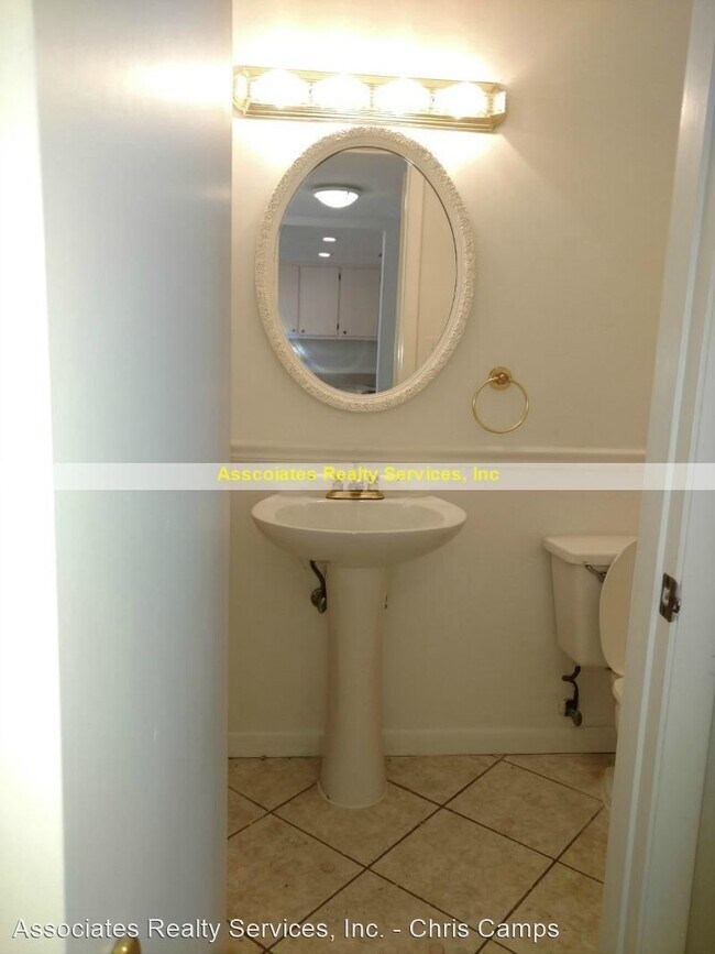 Building Photo - 3 br, 2.5 bath House - 3020 NW 28th Cir