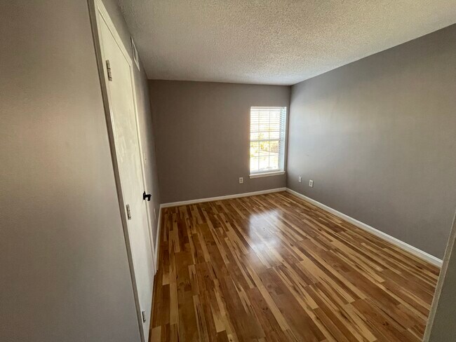 Building Photo - 10421 Beacon Ridge Dr