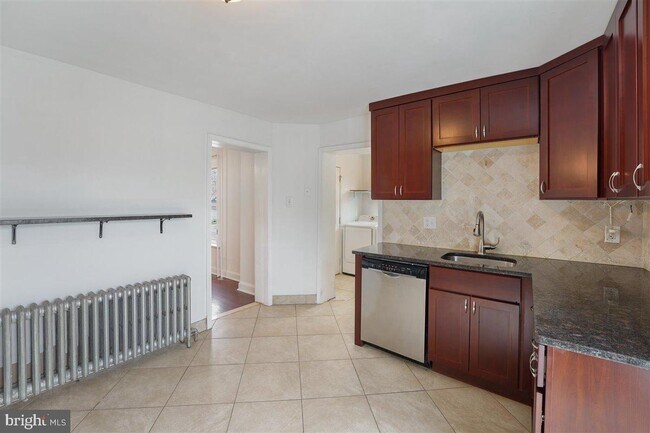 Building Photo - 528 E Elm St