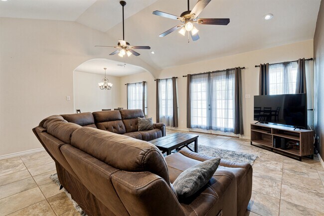 Building Photo - 103 Spike Run