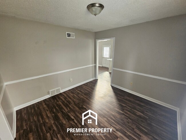 Building Photo - Spacious 3BR Memphis Home with Vaulted Ceilings, Fireplace & Fenced Backyard