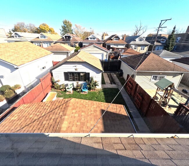 Building Photo - Exceptional single-family near UIC-DePaul ...