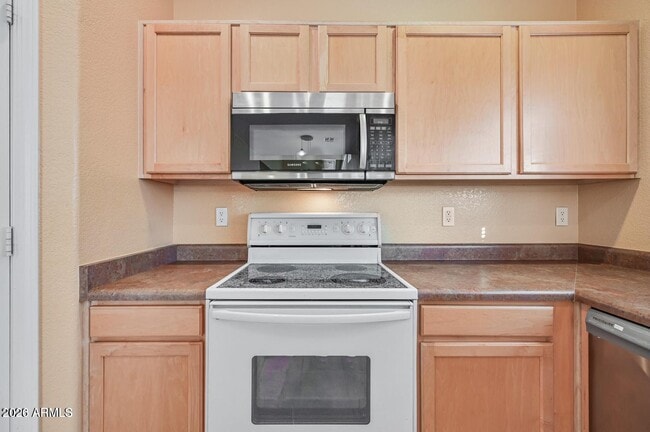 Building Photo - 2621 E Waterview Ct