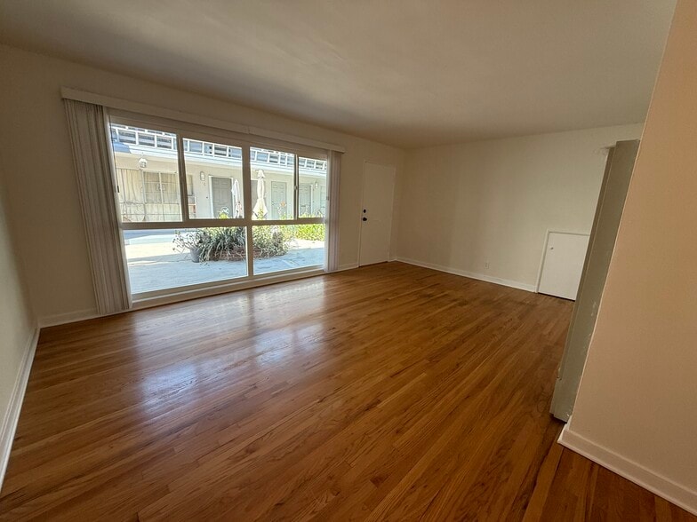 Living room - 4503 Fulton Ave