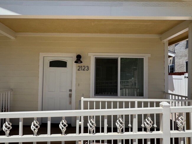Building Photo - 3 Bedroom 1 bath Unit -