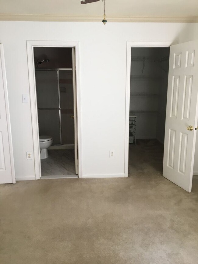 Building Photo - Beautiful 3 Bed, 3.5 Bath Brick Townhouse ...