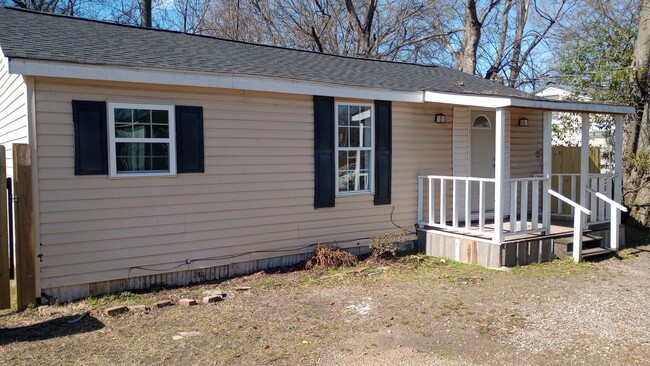 Primary Photo - Remodeled 3 bed 2 bath home off of Greensb...