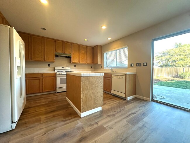 Building Photo - Spacious 4 Bedroom Corner Lot in Brentwood!