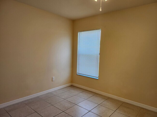Building Photo - Exceptional 3 bed 2 bath 1 car garage dupl...