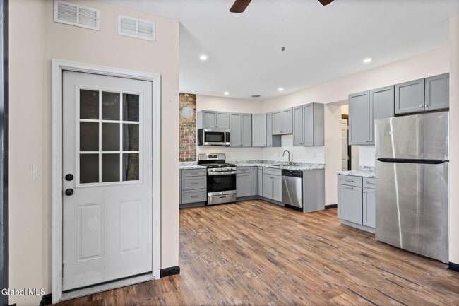 Building Photo - 821 23rd St