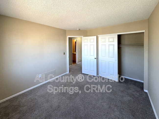 Building Photo - 5048 Weaver Dr