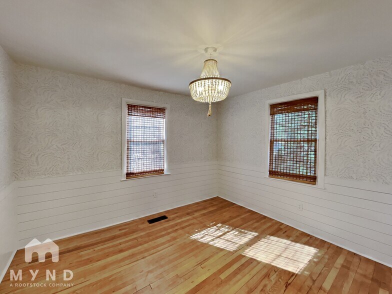 Building Photo - 3120 Skyland Dr NE