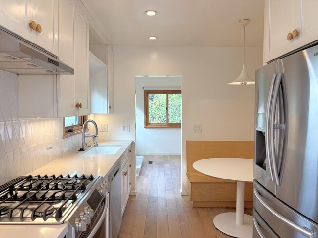 Building Photo - Serene 2bed /1 Bath Spanish Hideaway in He...