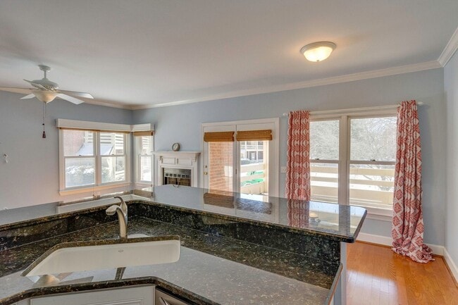 Building Photo - Spacious 2BR/2BA End Unit Condo in Desirab...