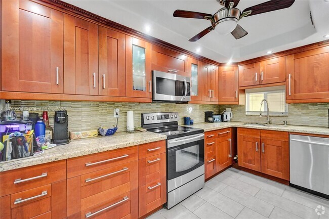 Building Photo - 830 S Hollybrook Dr
