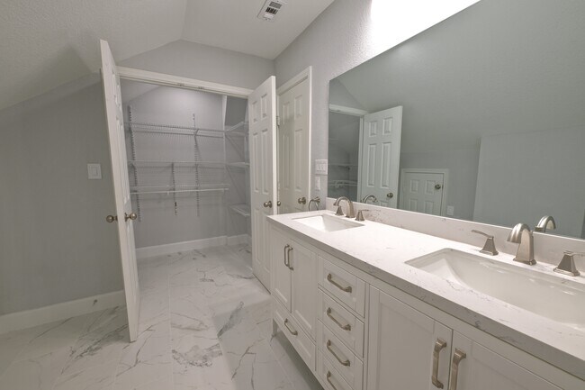 Building Photo - 3001 Claybrook Dr