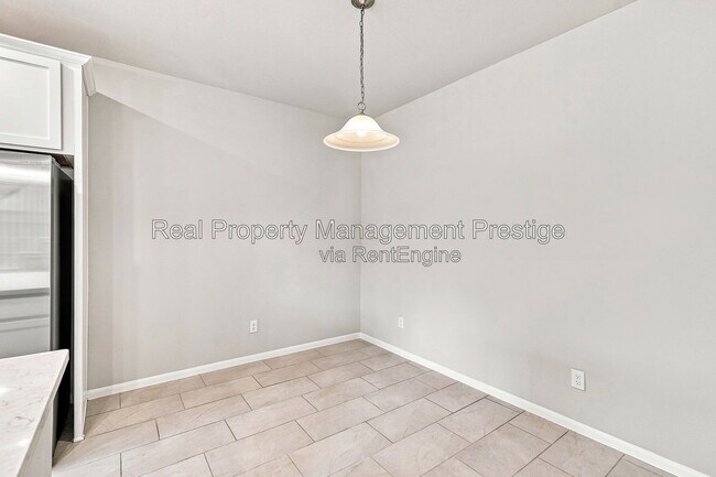 Building Photo - 7333 Hinsdale Dr