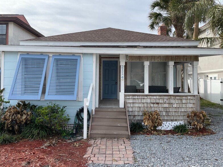 Front - 2114 2nd St S