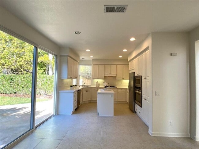 Building Photo - HOLLYFIELD CT - Spacious 5 Bedroom Carmel Valley Home on Quiet Cul-de-Sac — Available Aug 10!