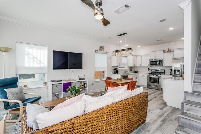 Living room - 714 W Main St