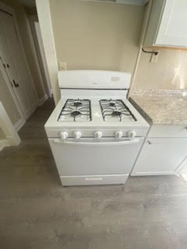 Building Photo - Newly updated 1 bedroom + office