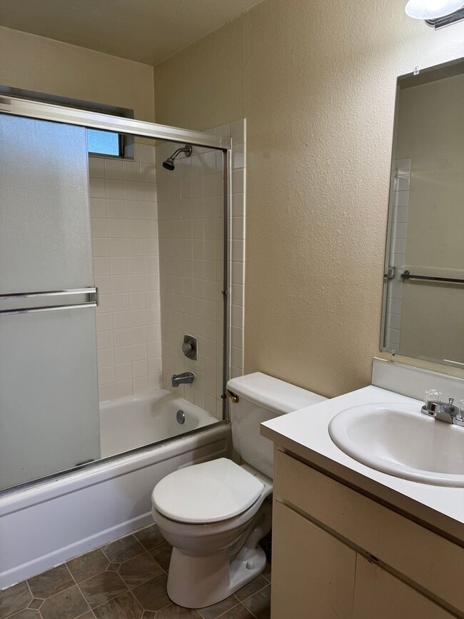 Building Photo - Charming 2-bedroom, 1-bath duplex in Springfield, OR